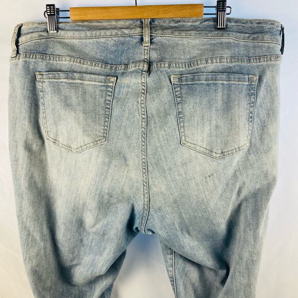 Torrid Light Wash Distressed Raw Hem Boyfriend Jeans Size 20 - Picture 8 of 9